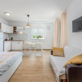 Apartment Complex Jelena, hotel in Funtana