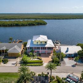 Kokopelli Villa - Matlacha waterfront close to Cap Coral - private home locally managed, fair & honest pricing, hotel v mestu Matlacha