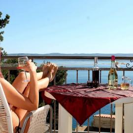 Entire home with a swimming pool for 12 in Marusici