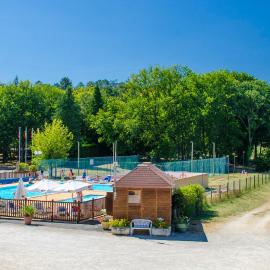Camping de Maillac, hotell i Sainte-Nathalène