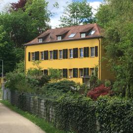 Zentrumsnahe Dachwohnung in grüner Oase