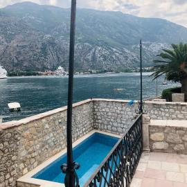 Large Luxury Waterfront Villa 500 square meters with Private Pool and Private Beach for 15 People,PS5,Imac 27",WIFI 7, hotell Kotoris