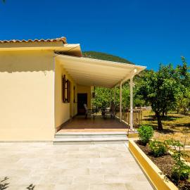 Lefkada Family friendly house with parking ,yard