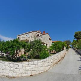 Large and charming apartment near beach with big & sunny terrace – hotel w mieście Sumartin