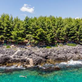 THE SEA CAVE CAMPING, hotel a Himare