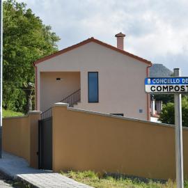 Apartamentos Compostela, מלון בלוביוס