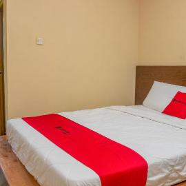 RedDoorz Syariah near Pasar Modern Cikopo, hotel in Karawang