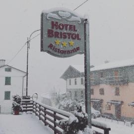 Hotel Bristol، فندق في فيومالبو