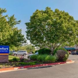 Comfort Inn & Suites Fayetteville-University Area, отель в городе Фейетвилл