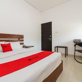 RedDoorz Syariah near Jembatan Siti Nurbaya Padang, hotel in Padang