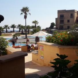 Poolside Luxury Apartment with Patio 11A4S, khách sạn ở Mġarr