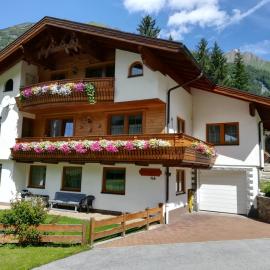 Ferienwohnung Bergblick، فندق في Schmirn