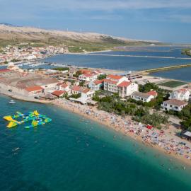 Villa Galeb Pag - at the main Beach, hotelli kohteessa Pag