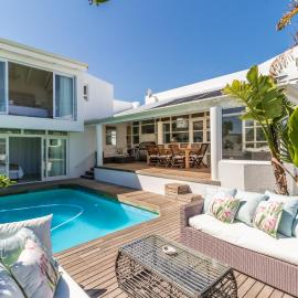 White Waves Beach House, hotel din Bloubergstrand