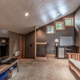 3 Bed 3 Bath Vacation home in Schweitzer Mountain