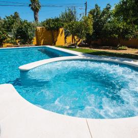 Villa Oasis Los Naranjos con jacuzzi 15 min Sevilla, Hotel in Almensilla