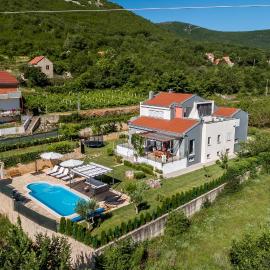 Luxury Villa Nadalina-Dicmo、ドゥゴポイエのホテル