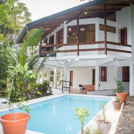 Kiskadee Casa Rainforest Home، فندق في كيبوس