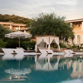 Nefeli Hotel, hotel Koménóban
