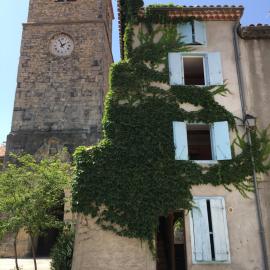 Entre l'église et la place