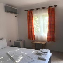 Raven Comstar, Hotel in Corbu