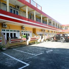 RedDoorz Plus near Stadion Wijaya Kusuma, khách sạn ở Cilacap
