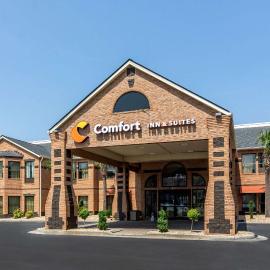 Comfort Inn & Suites Perry National Fairgrounds Area، فندق في بيري