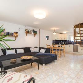 Casa Flora 3-minutes’ walk from the beach, hotel in Novigrad Istria