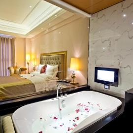 The Royal Pinnacle Hotel, hotel en Doumen