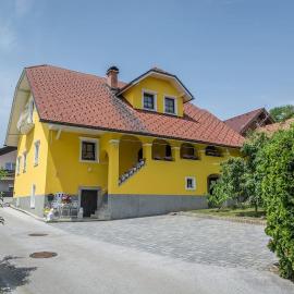 APARTMA AJDA, hotel i Komenda