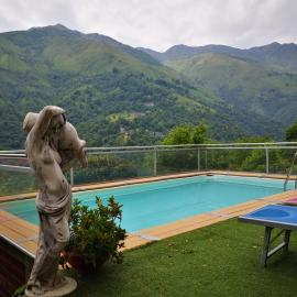 Chalet con Piscina โรงแรมในGarzeno