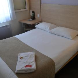 Hôtel Formules Club, khách sạn ở Cenon
