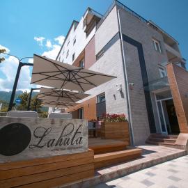 Hotel Lahuta، فندق في Bajram Curri