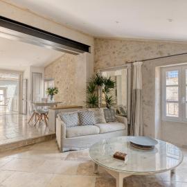 Ma Maison à Valbonne - 3 Luxury Apartments in Heart of Village, hotel i Valbonne
