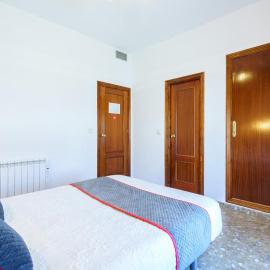 HOTEL RESTAURANTE MOYA, хотел в Монестерио