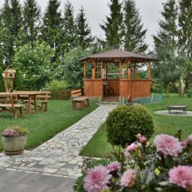 Pod Lasem – hotel w mieście Przewłoka
