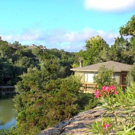 Lakefront Treehouse on Lake Travis Pool & Hot Tub, hotel u gradu 'Lakeway'
