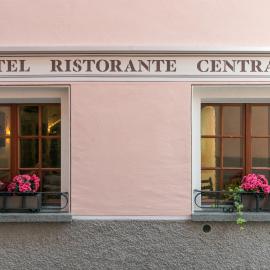 Hotel Centrale, Typically Swiss, hotelli kohteessa Poschiavo