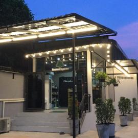 Chan Place Hotel, hotel u gradu Nakon Račasima