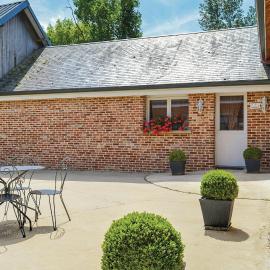 2 Bedroom Stunning Home In Roisel, hotel in Roisel