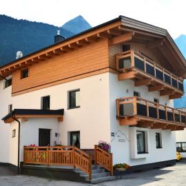 Haus Maria, Hotel in Huben