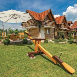2 Bedroom Cozy Home In Licko Lesce
