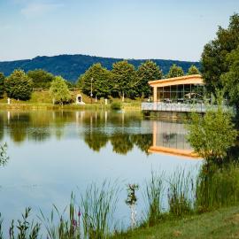 Camelot Resort, hotel em Husasău de Criş