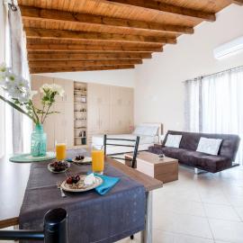 Top floor modern studio in central Koropi, viešbutis mieste Koropíon