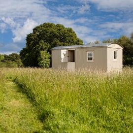 Romantic secluded Shepherd Hut Hares Rest, hotell sihtkohas Southwick