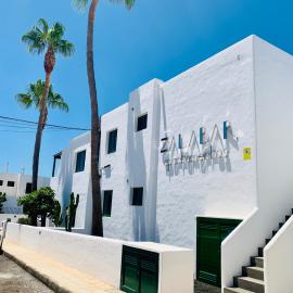 Apartamentos Zalabar، فندق في تياس