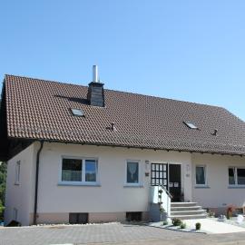 Ferienwohnung Abersfelder mit Balkon, хотел в Wildflecken