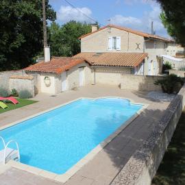 Gites la Marquise, Hotel in Prisse-la-Charriere