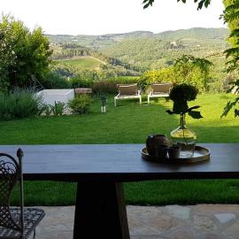 Luxury Serviced Cottage in a Historical Chianti Borgo, hotel in Castellina in Chianti
