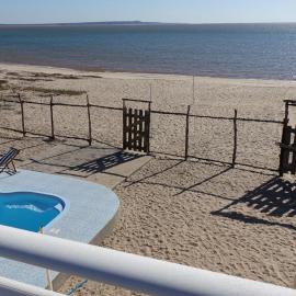 villa sur la plage et piscine, хотел в Махаянга